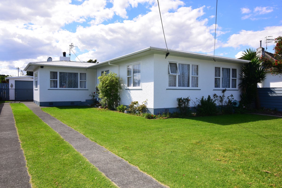 11 Ruapehu Street, Castlecliff, Whanganui - Carousel 1