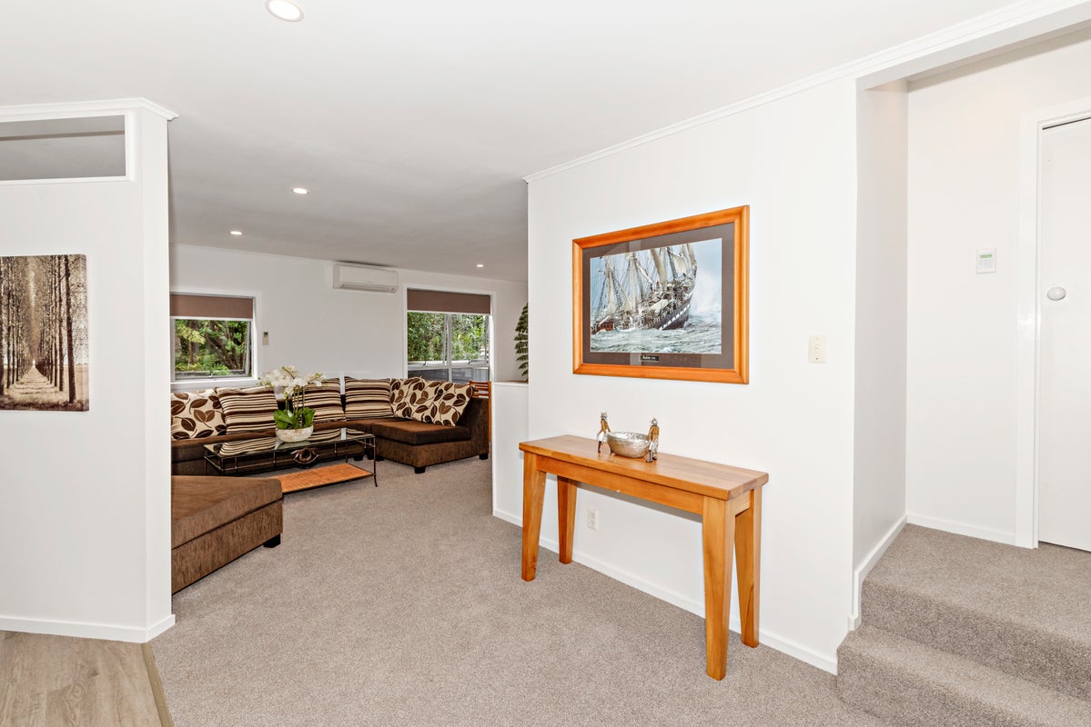 12 Hollywood Avenue, Titirangi, Auckland - Carousel 10