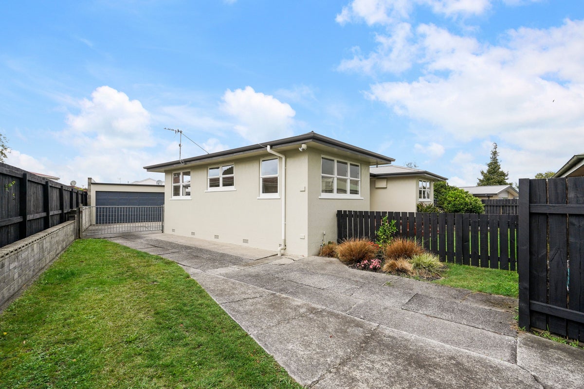11 Mahana Road, St Andrews, Hamilton - Carousel 1