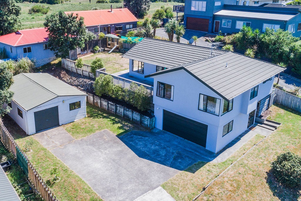 73 Queens Road, Waikanae Beach, Waikanae - Carousel 1