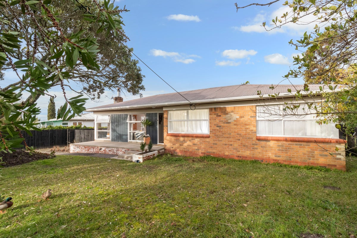 82 Glengarry Road, Glen Eden, Auckland - Carousel 2