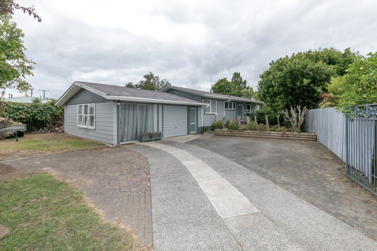 82 Pohutukawa Drive, Pukete, Hamilton - Carousel 2