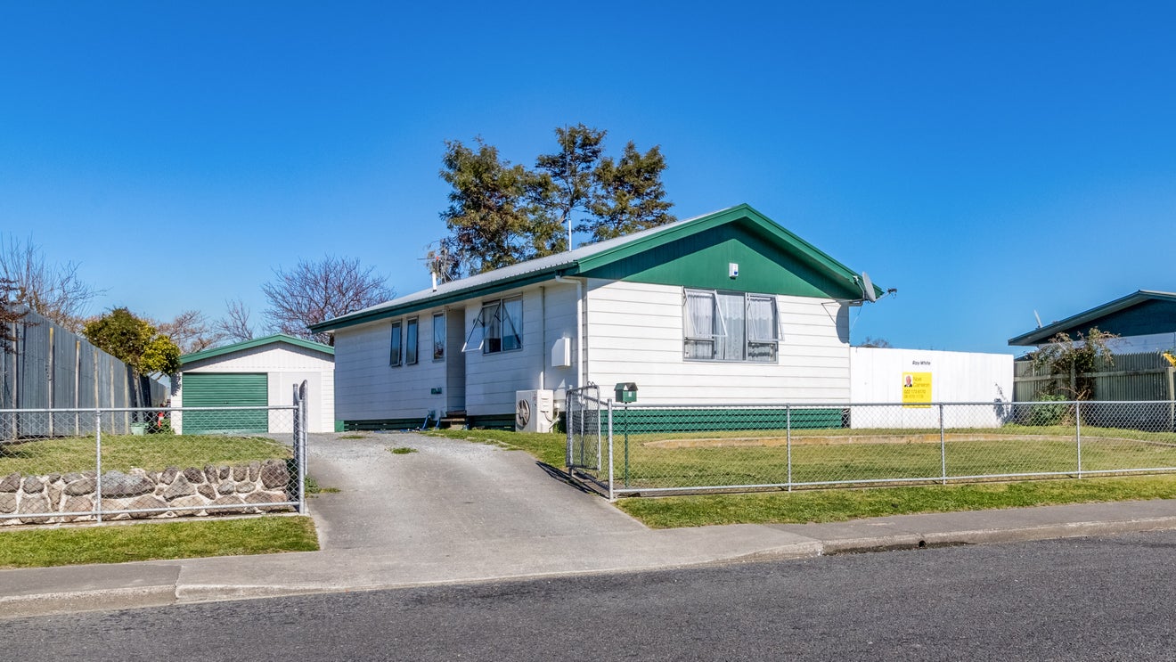 3 Kingsley Drive, Flaxmere, Hastings - Carousel 1