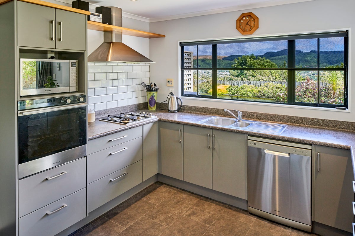 148 Woodman Drive, Tawa, Wellington - Carousel 2