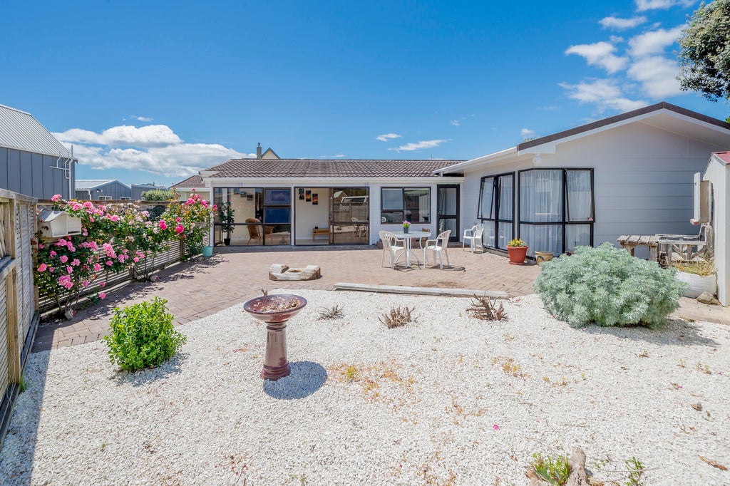 12 Goldie Place, Waikanae Beach, Waikanae - Carousel 2