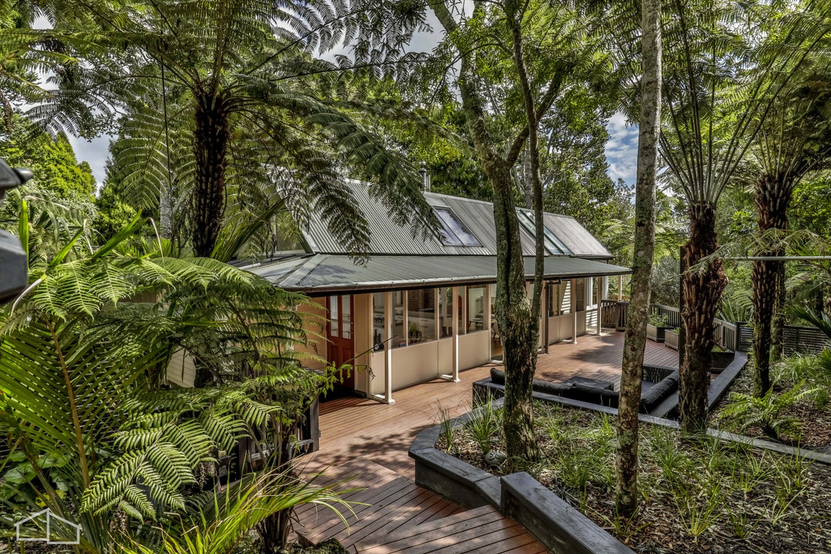20 Tawini Road, Titirangi, Auckland - Carousel 1