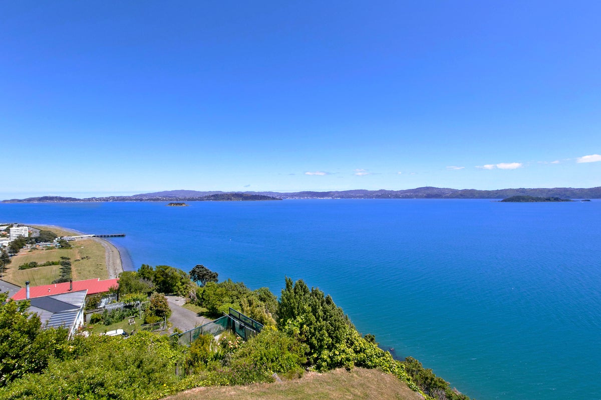 7 Orihau Terrace, Eastbourne, Lower Hutt - Carousel 1