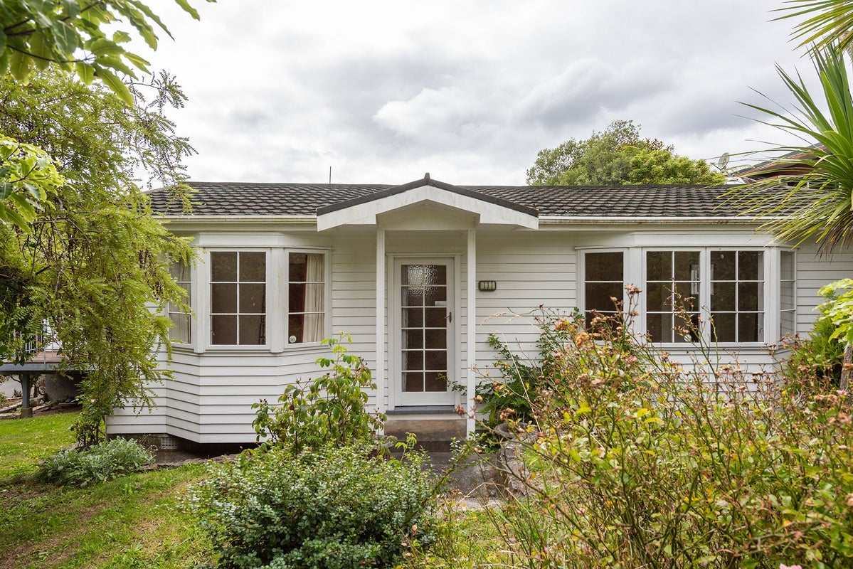 1 Ridd Crescent, Karori, Wellington - Carousel 1