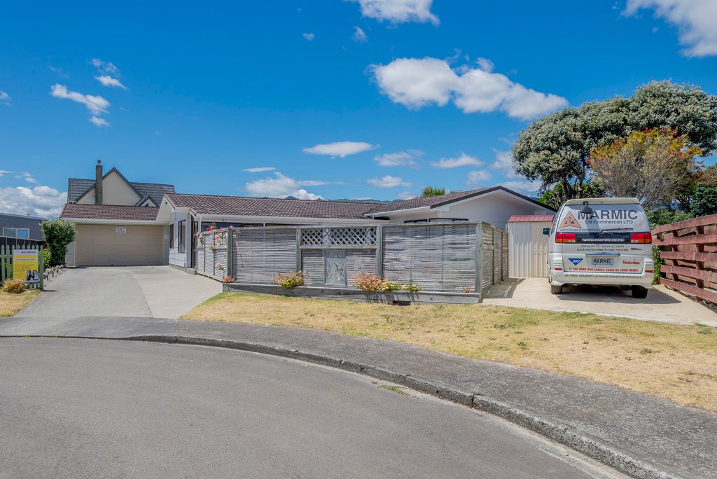 12 Goldie Place, Waikanae Beach, Waikanae - Carousel 1