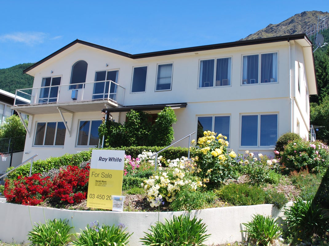 28 WYNYARD CRES, FERNHILL, QUEENSTOWN - Carousel 1