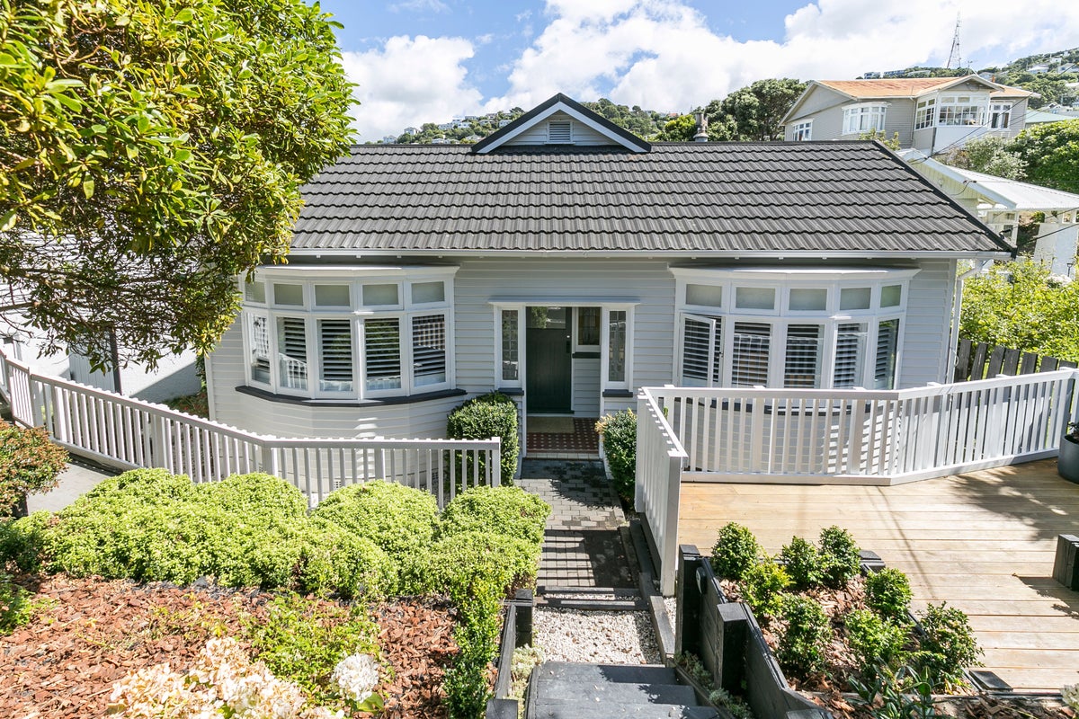 20 Waipapa Road, Hataitai, Wellington - Carousel 1