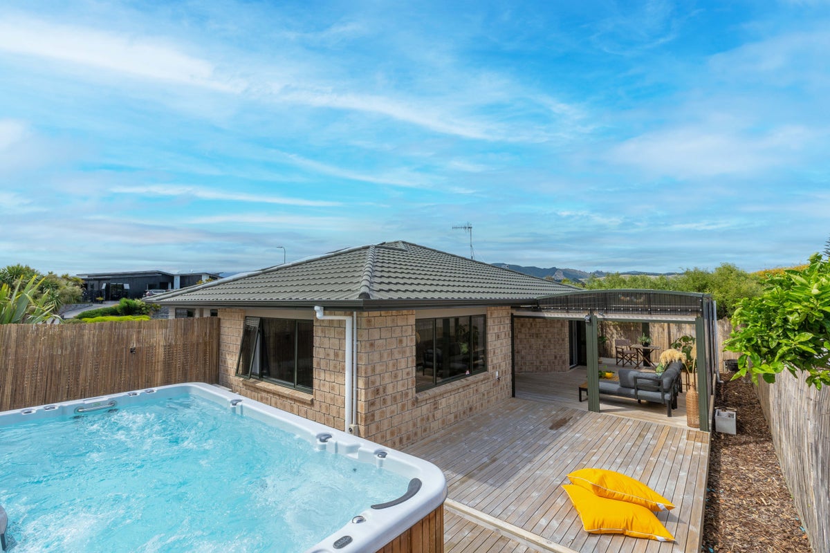 9 Simpson Crescent, Raumati Beach, Paraparaumu - Carousel 1