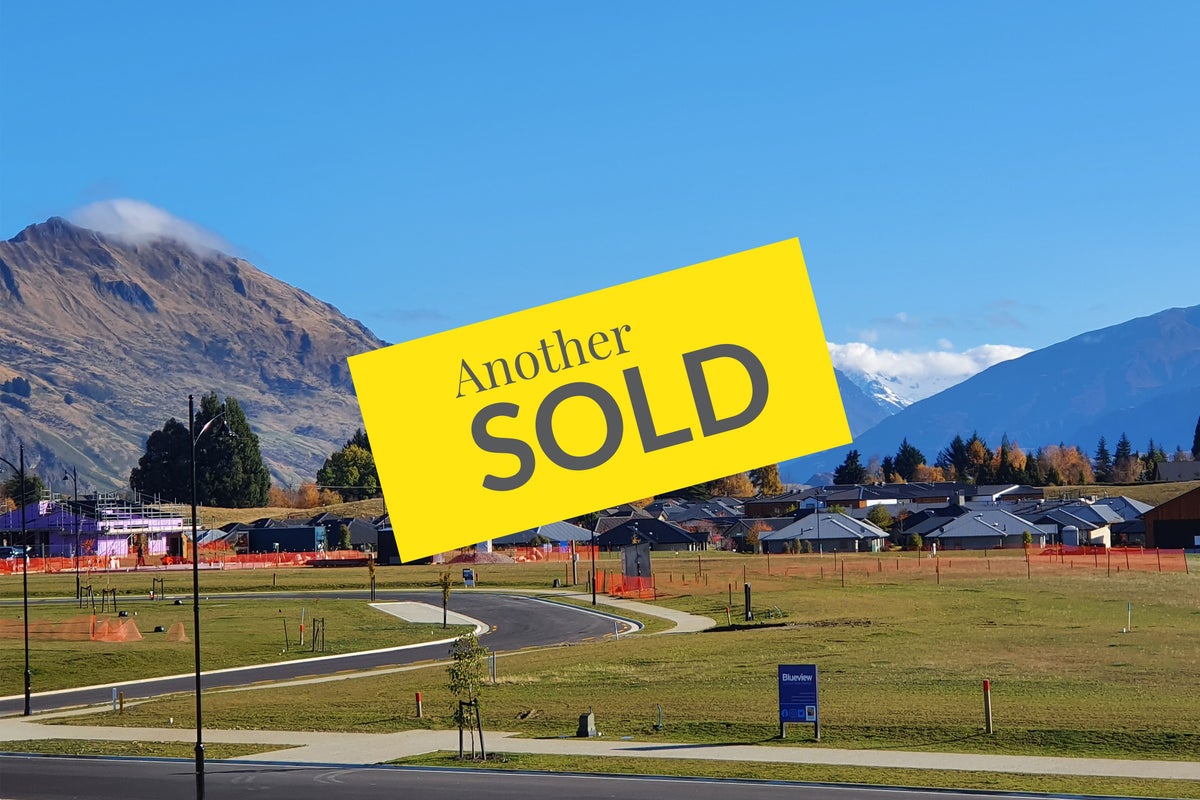 24 Doug Ledgerwood Drive, WANAKA - Carousel 1