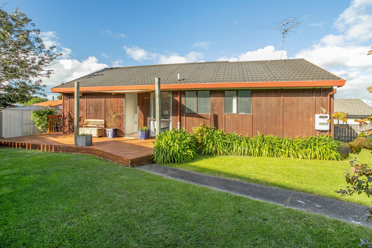30 Madigan Place, Glendene, Auckland - Carousel 2
