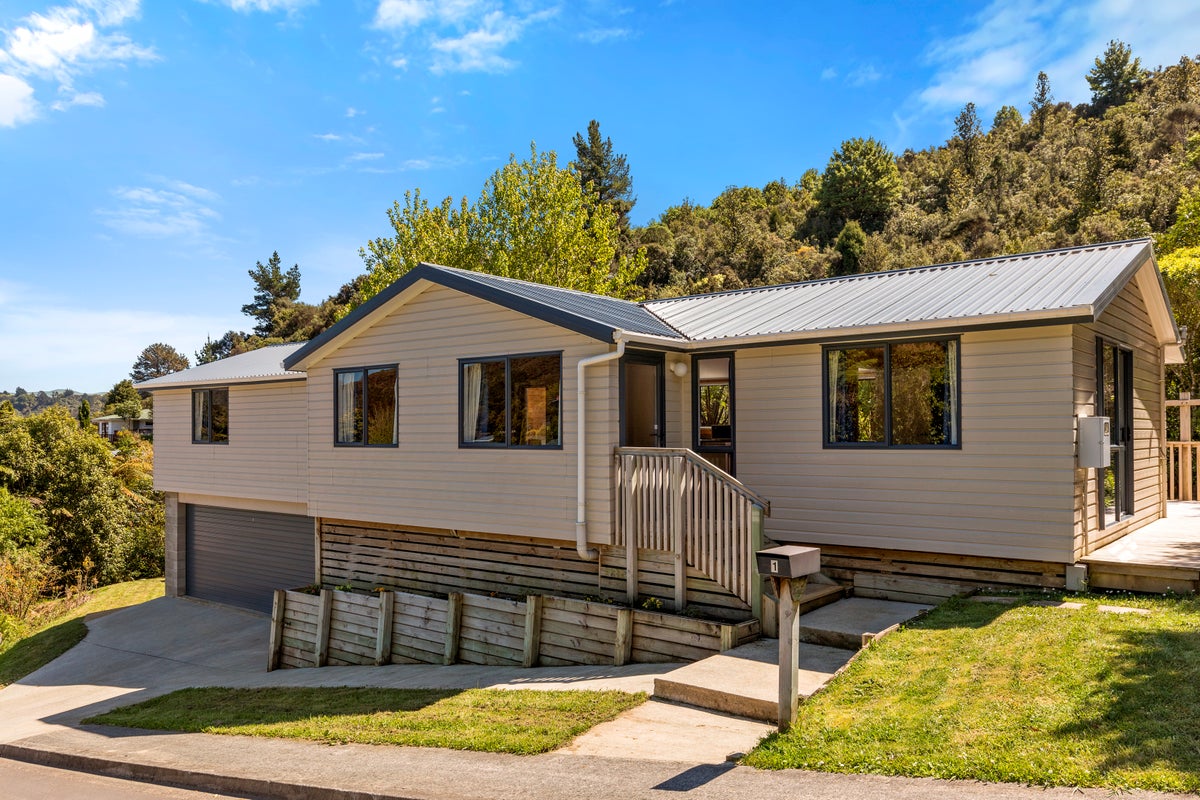 1 Lowry Heights, Stokes Valley, Lower Hutt - Carousel 1