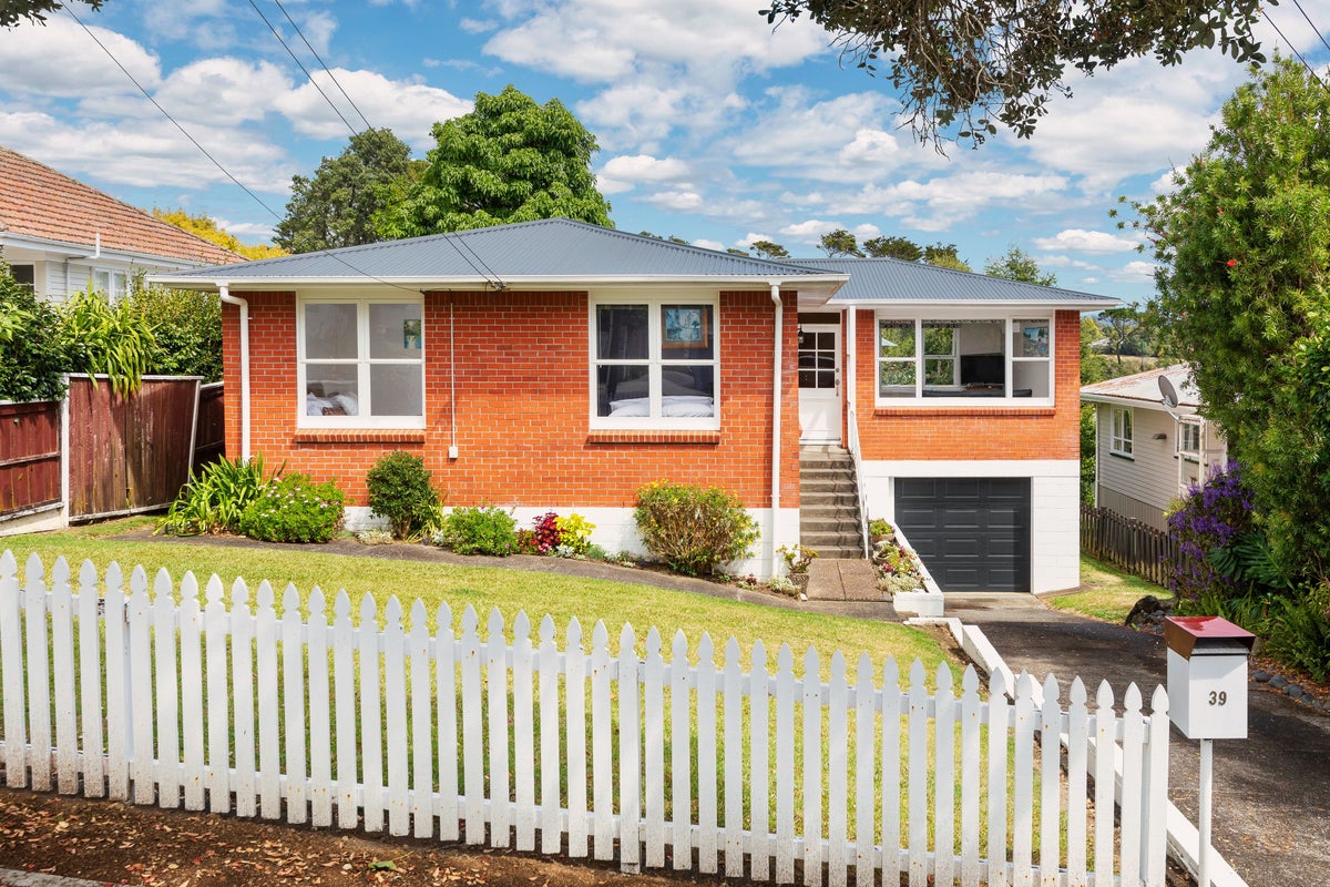39 Connell Street, Blockhouse Bay, Auckland - Carousel 1