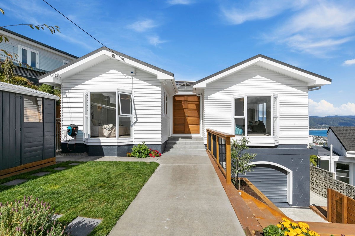 19 Te Whiti Grove, Korokoro, Lower Hutt - Carousel 1