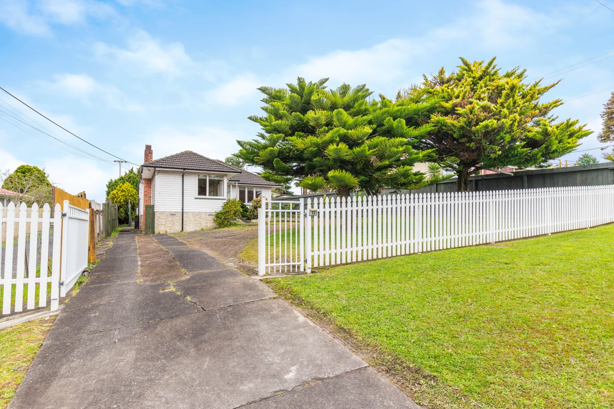 15 Fairclough Road, Beach Haven, Auckland - Carousel 1