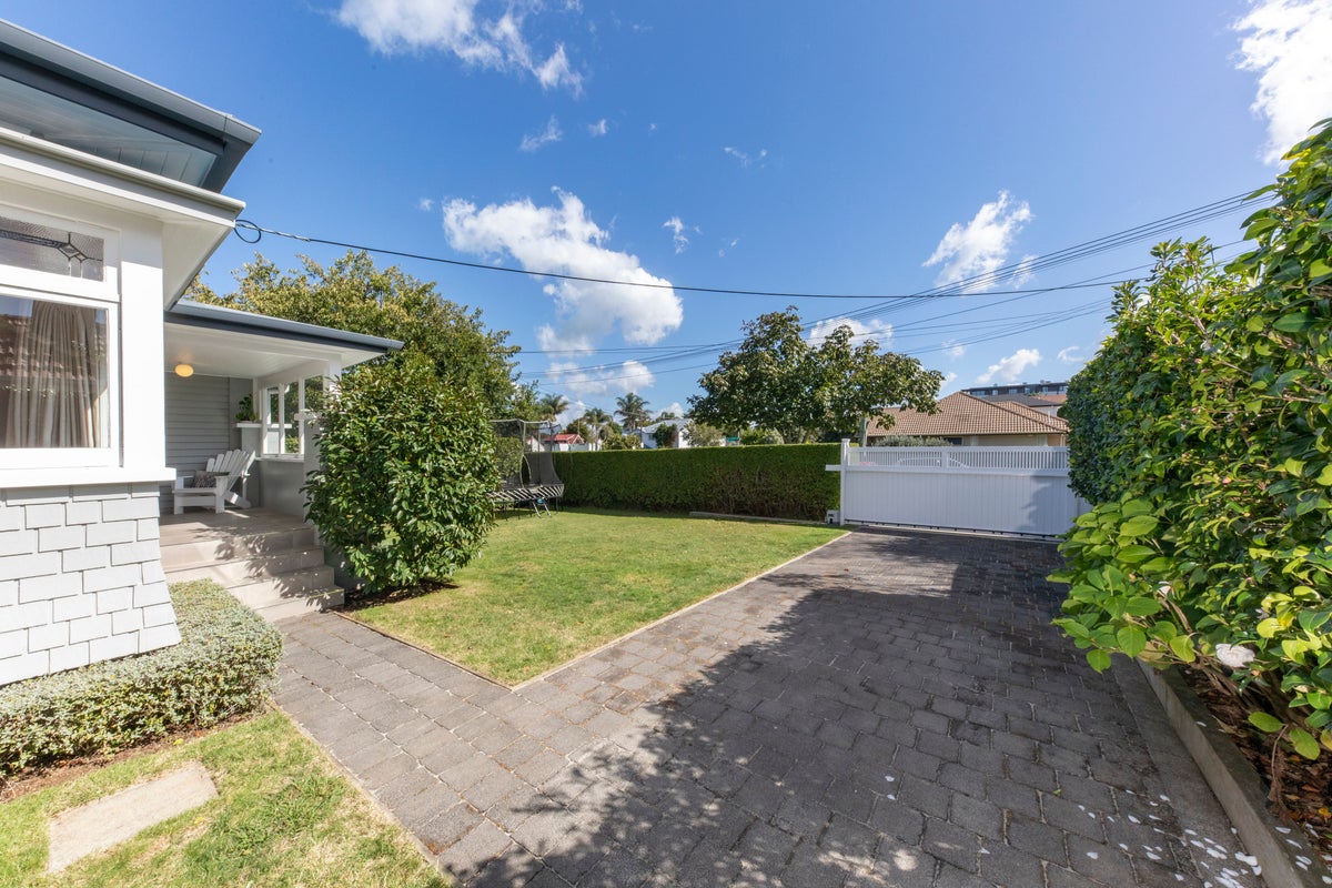 20 Queensway, Three Kings, Auckland - Carousel 2