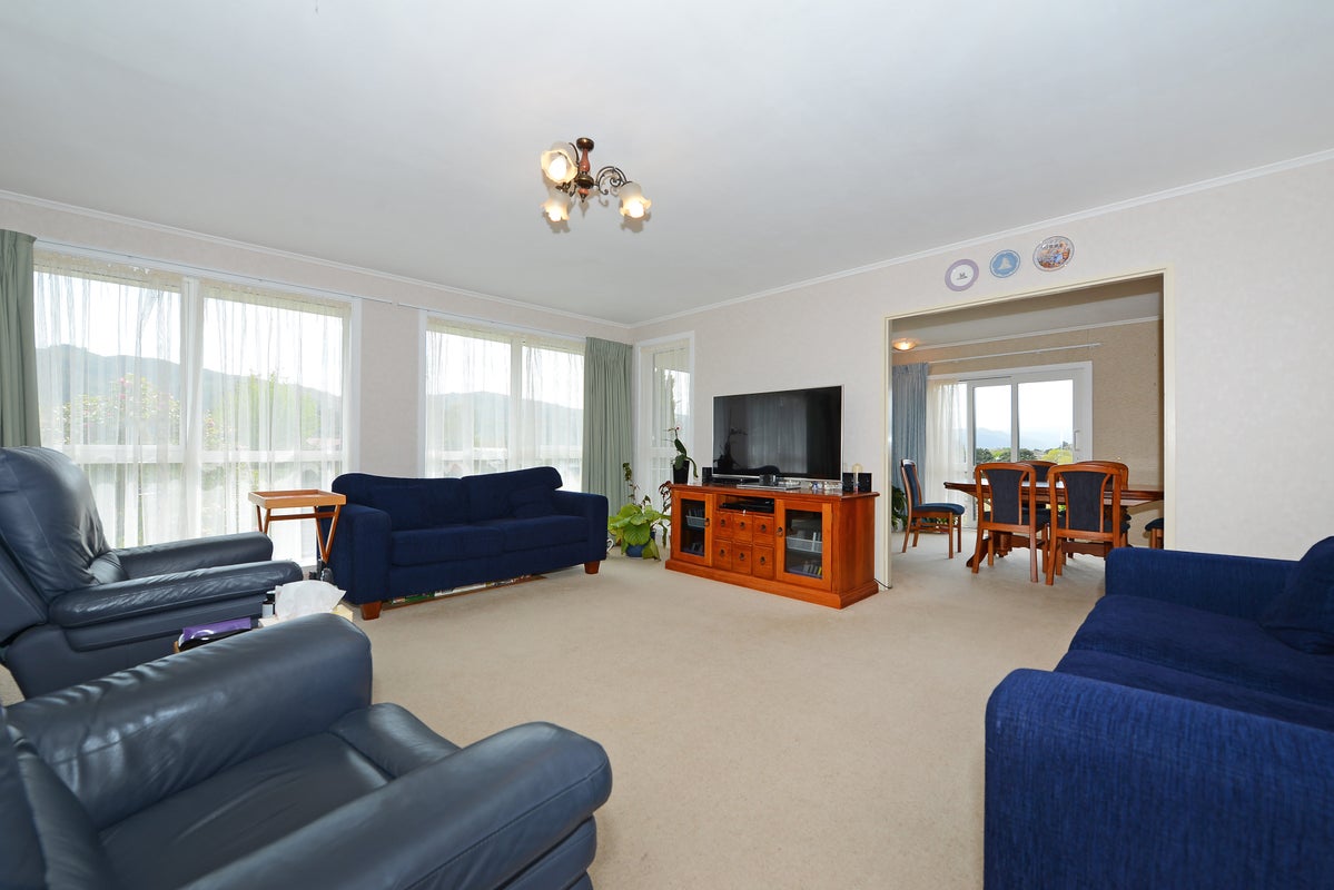 10 Tapestry Grove, Silverstream, Upper Hutt - Carousel 2