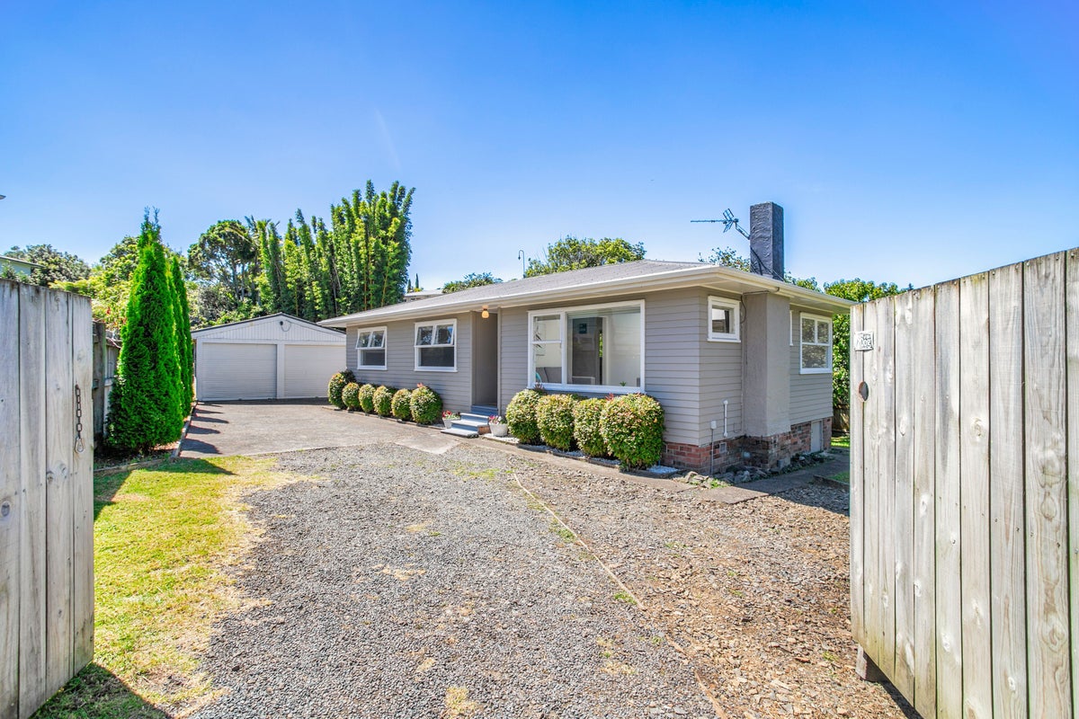 8 Cajero Place, Green Bay, Auckland - Carousel 1
