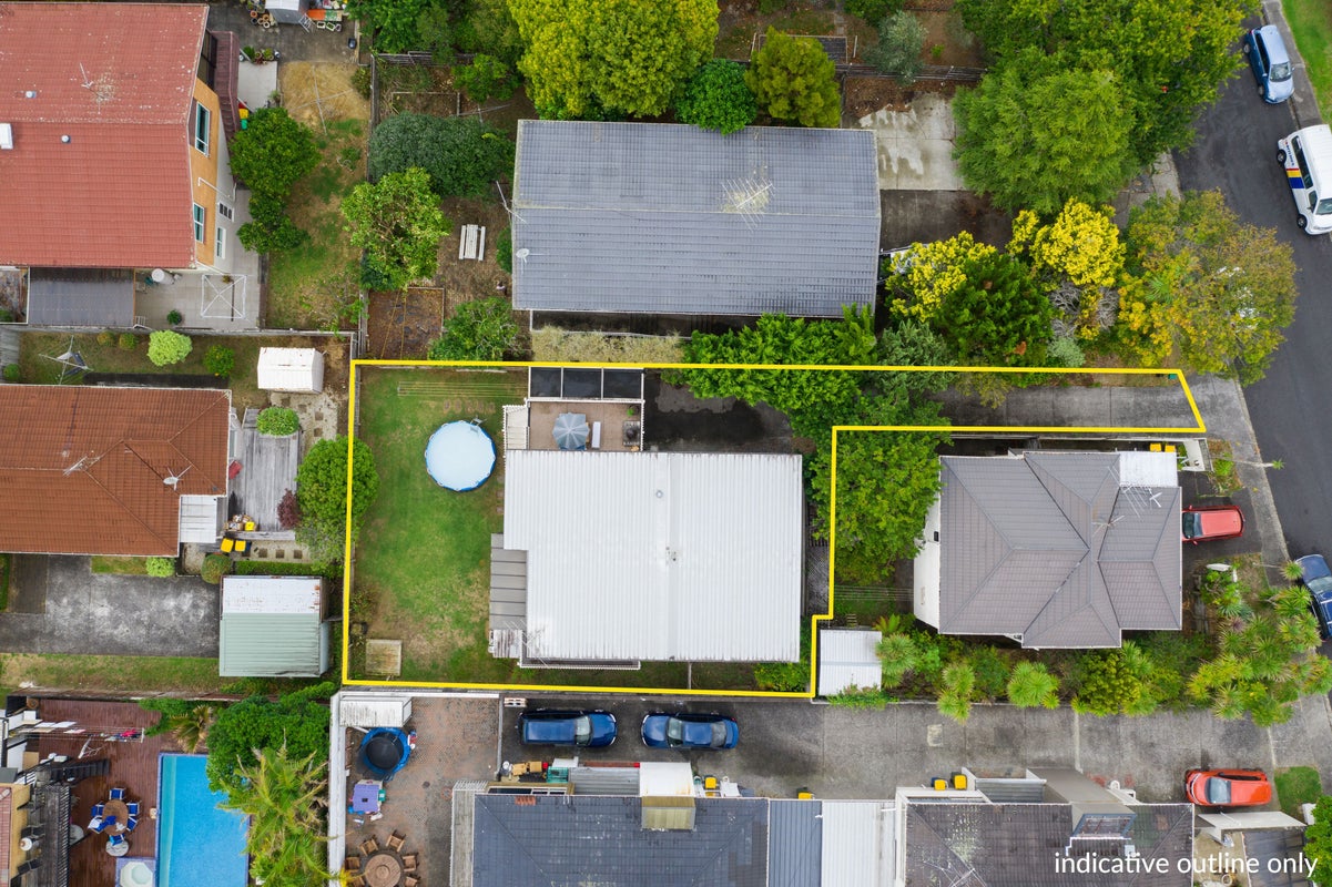 2/20 Holdaway Avenue, Northcote, Auckland - Carousel 19