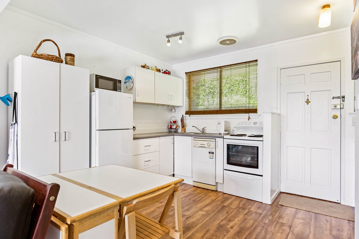 2/0 Queensway, Three Kings, Auckland - Carousel 2