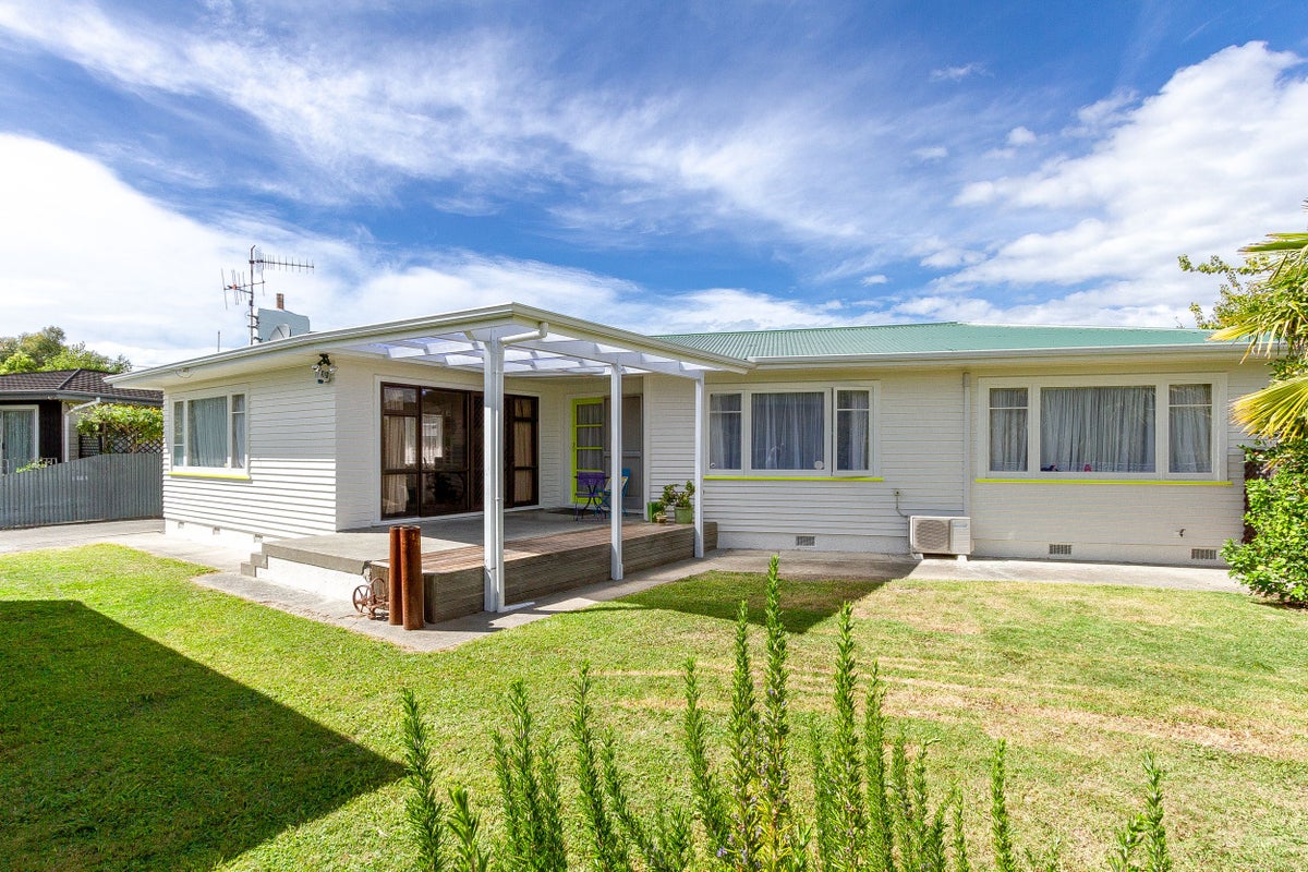 15 Armour Place, Onekawa, Napier - Carousel 1