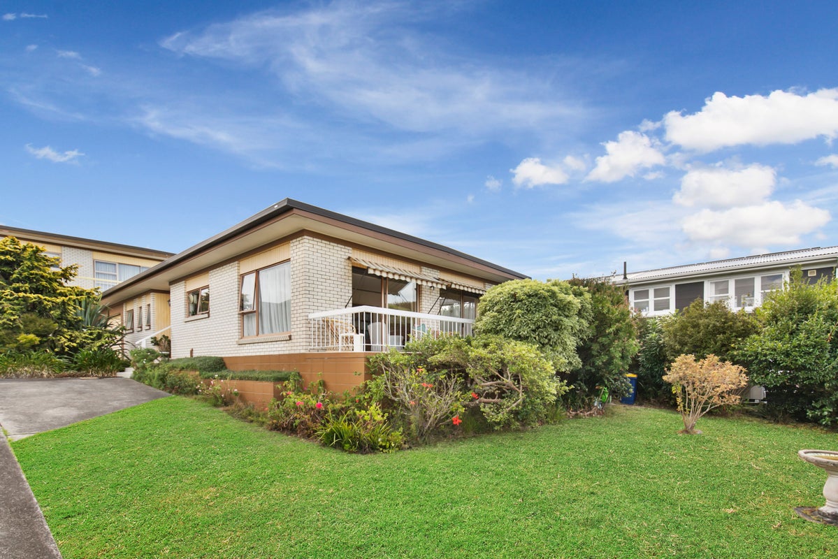 1/70 Gulf View Road, Murrays Bay, Auckland - Carousel 1
