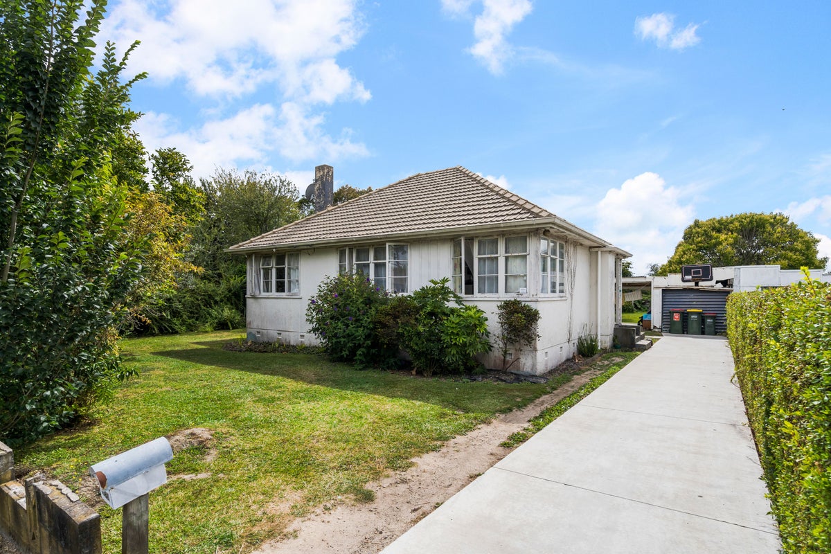 1086 Heaphy Terrace, Fairfield, Hamilton - Carousel 1
