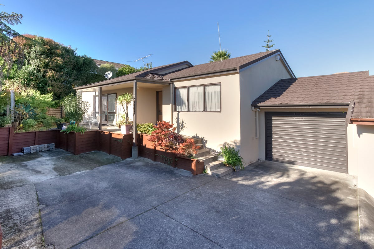 2/84 Dalwhinnie Parade, Highland Park, Auckland - Carousel 1