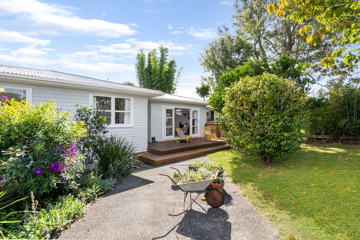 17 Lendic Avenue, Henderson, Auckland - Carousel 1