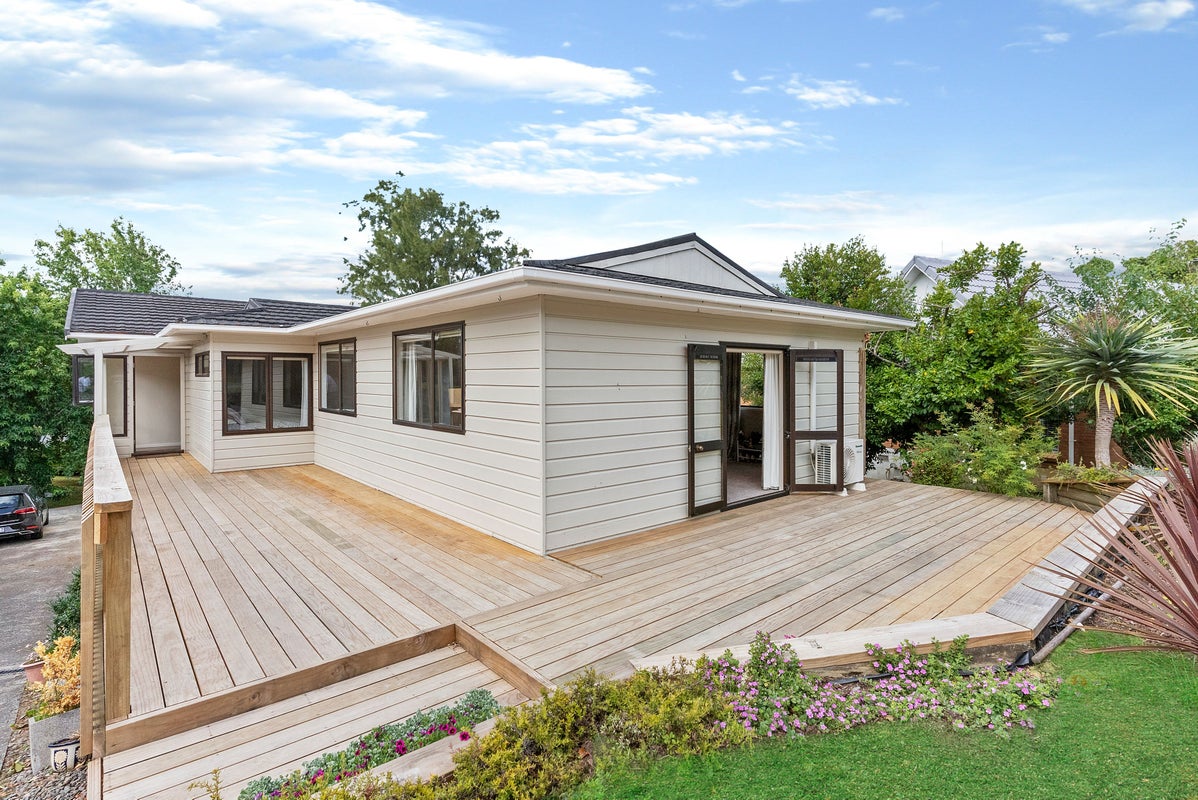 8 Busbridge Place, Hillcrest, Auckland - Carousel 2