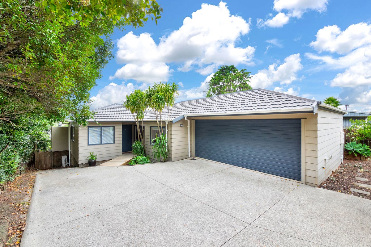 18A Beverly Place, New Lynn, Auckland - Carousel 1