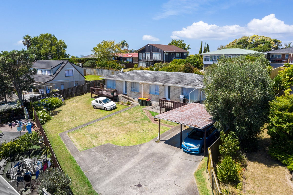1/6 Clunie Place, Highland Park, Auckland - Carousel 1