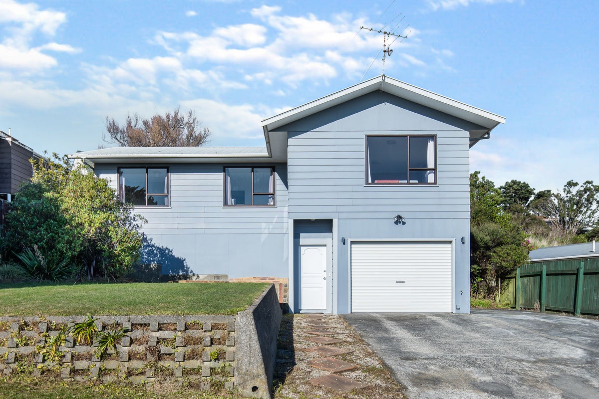 16 Adventure Drive, Whitby, Porirua - Carousel 1