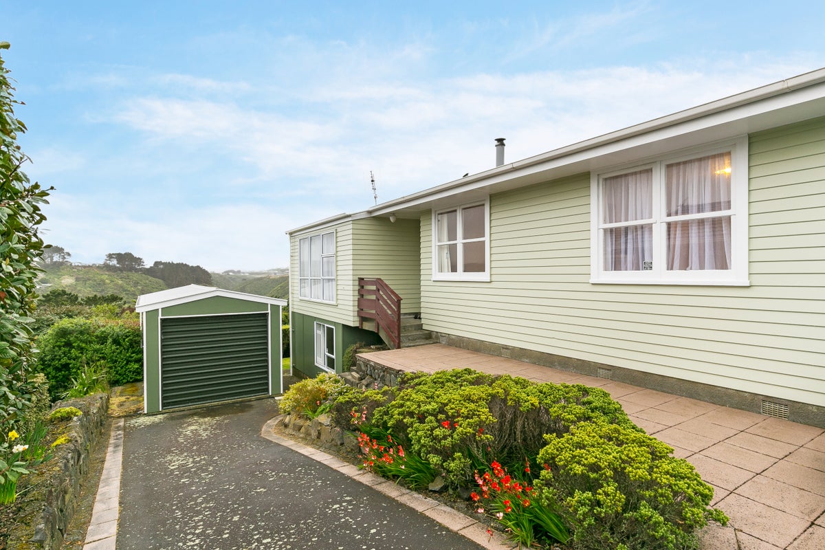 15 Beverley Grove, Paparangi, Wellington - Carousel 2