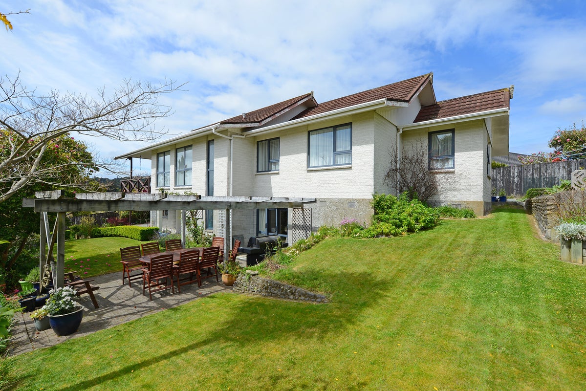 10 Tapestry Grove, Silverstream, Upper Hutt - Carousel 1