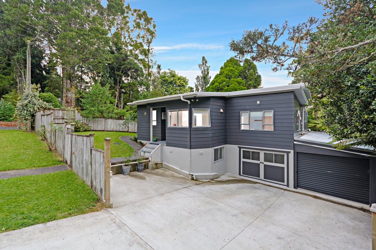 12 Hollywood Avenue, Titirangi, Auckland - Carousel 1