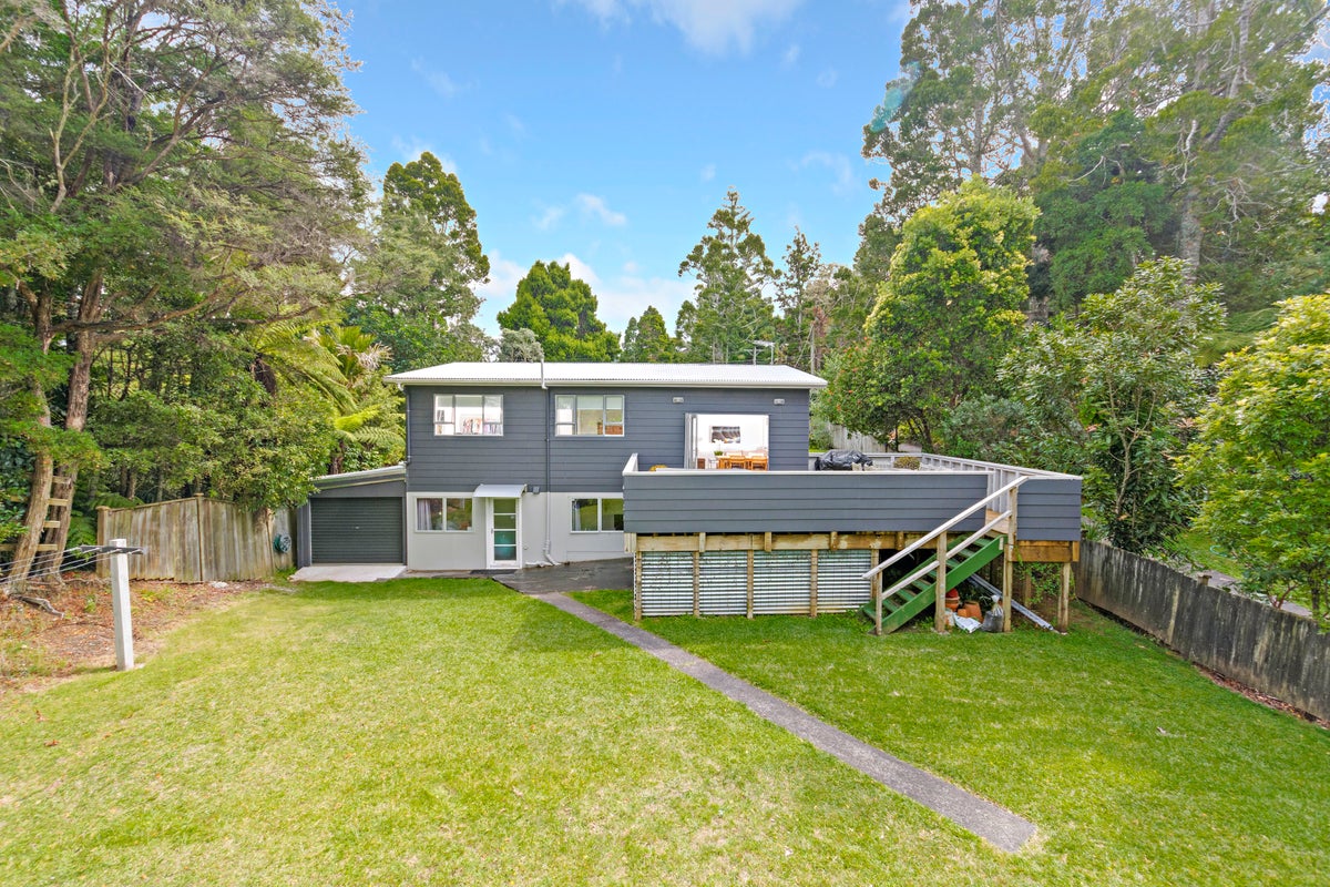 12 Hollywood Avenue, Titirangi, Auckland - Carousel 2