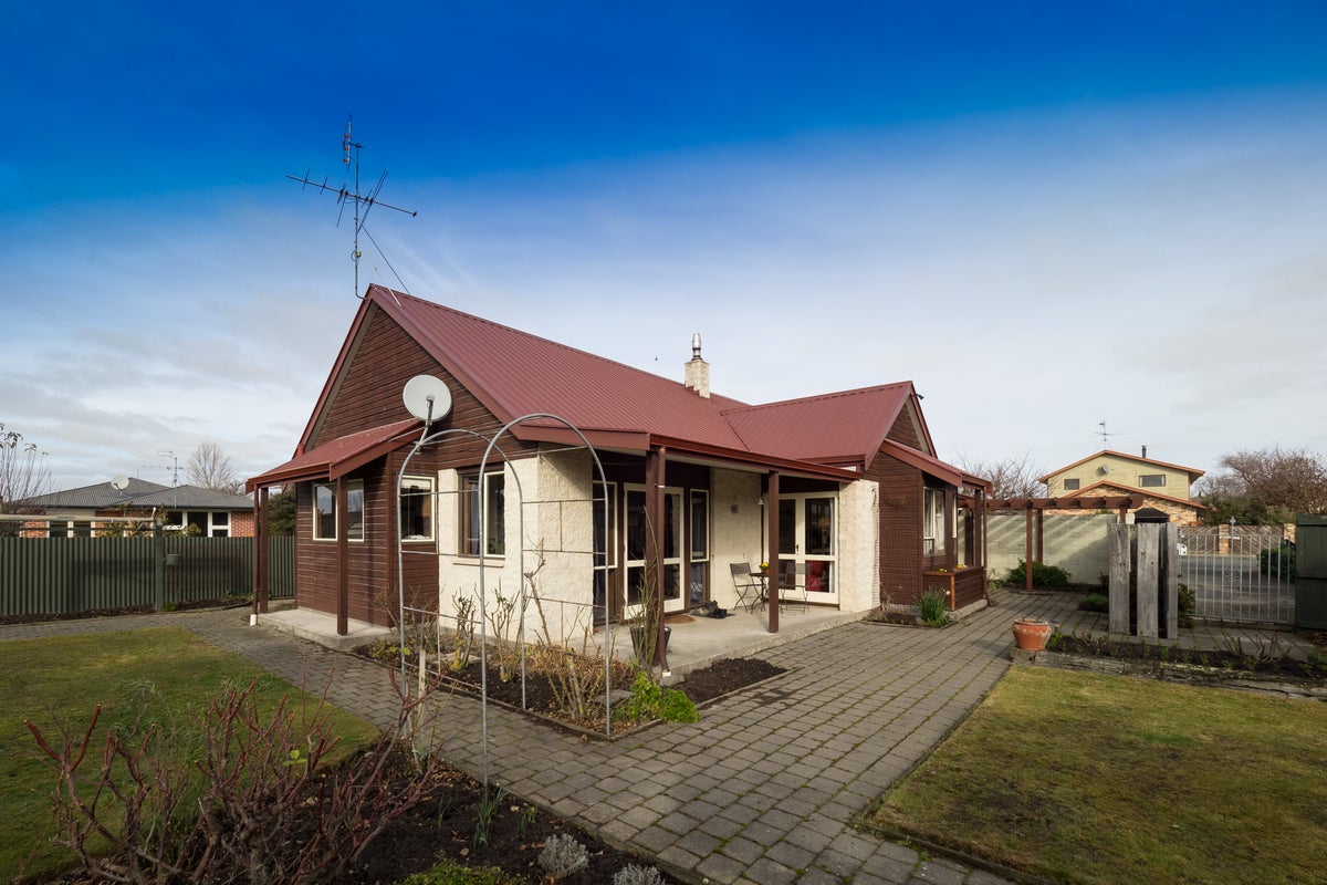 8 Churchill Avenue, Allenton, Ashburton - Carousel 2