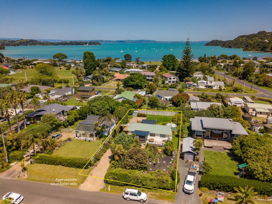 3 Manuka Road, Waiheke Island , Waiheke Island - Carousel 2