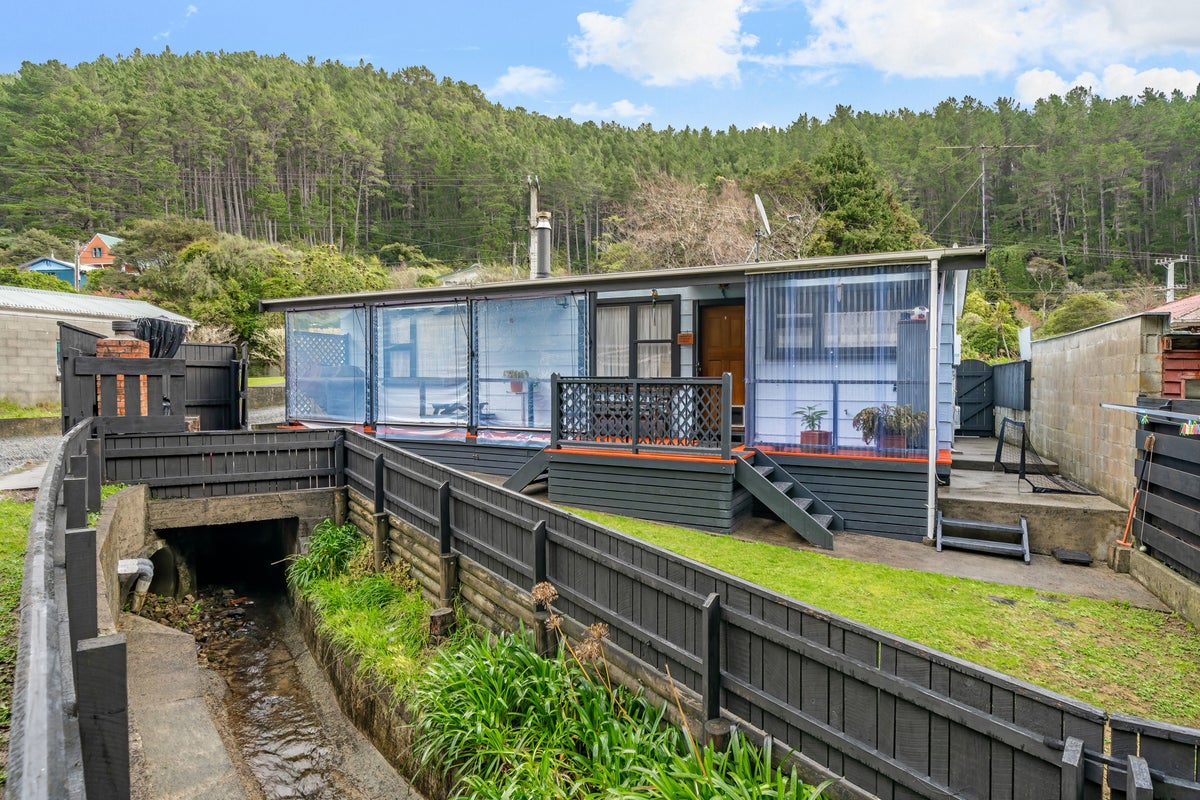 45 Elmslie Road, Pinehaven, Upper Hutt - Carousel 1
