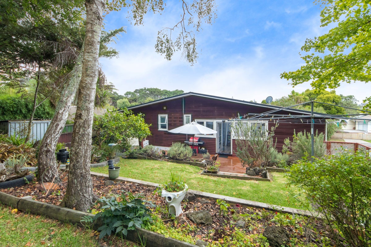 14 Pendlebury Street, Green Bay, Auckland - Carousel 1