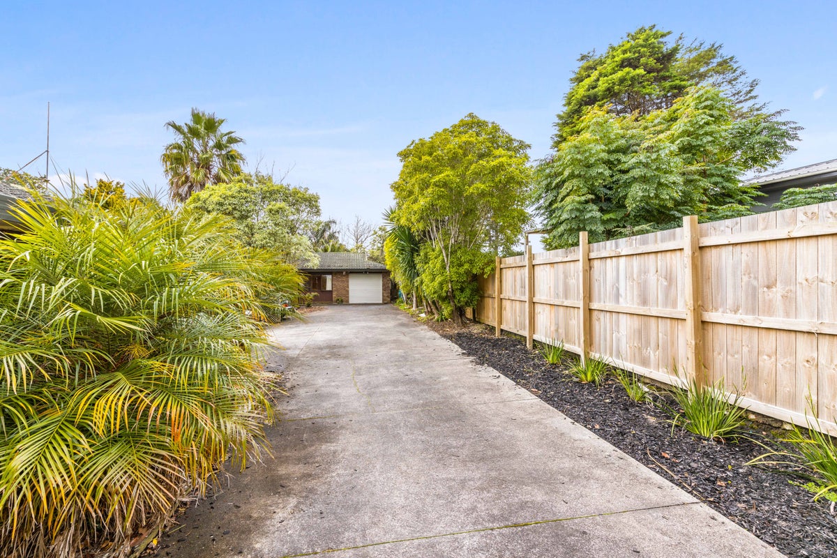 2/3 Kaurilands Road, Titirangi, Auckland - Carousel 16